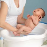 Hướng dẫn cách tắm bé sơ sinh an toàn