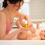 Hướng dẫn cách tắm cho trẻ sơ sinh bằng tinh dầu tràm đúng cách